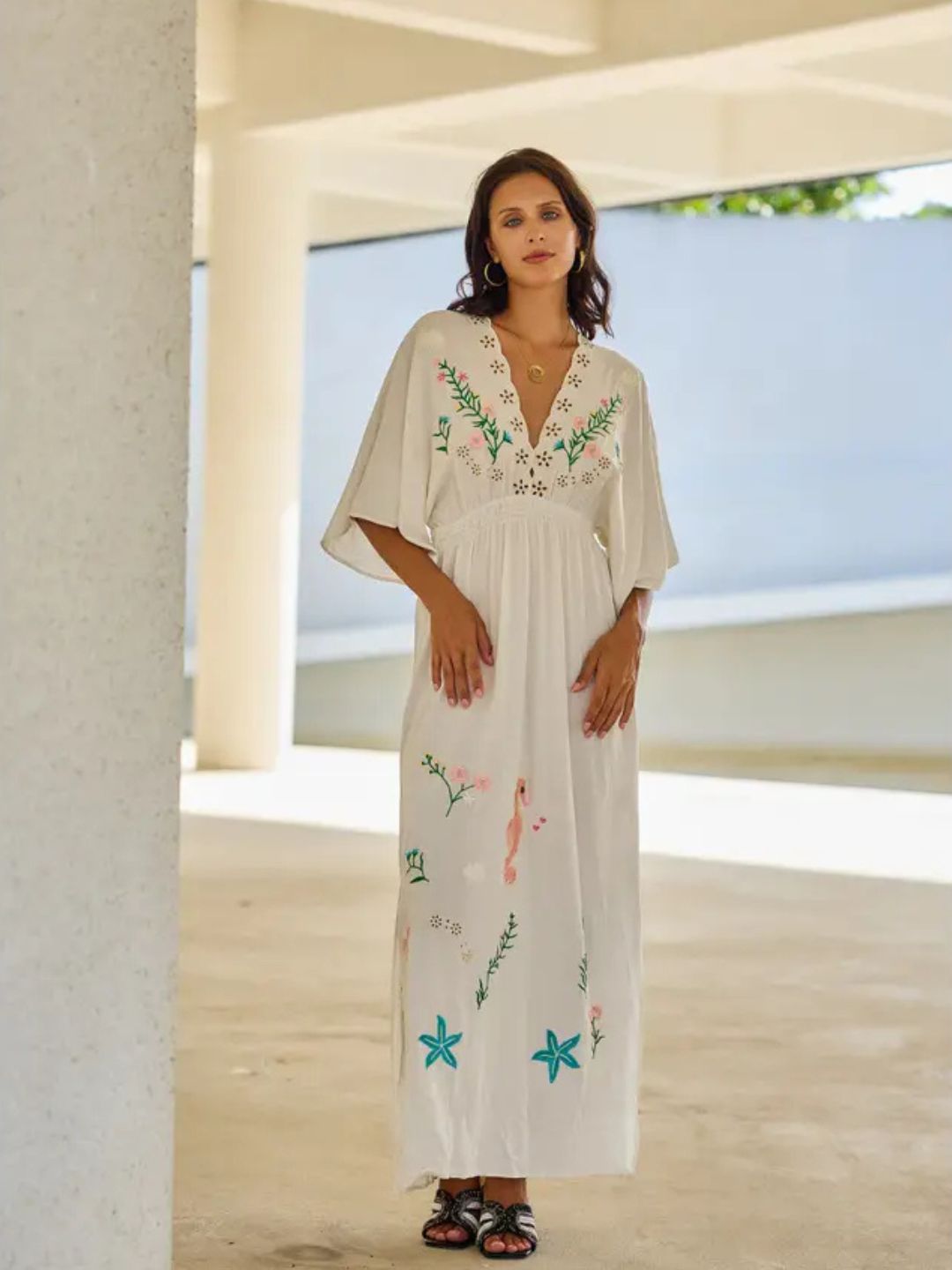 Maxi abito lungo con ricamo floreale 56DR1067-1797