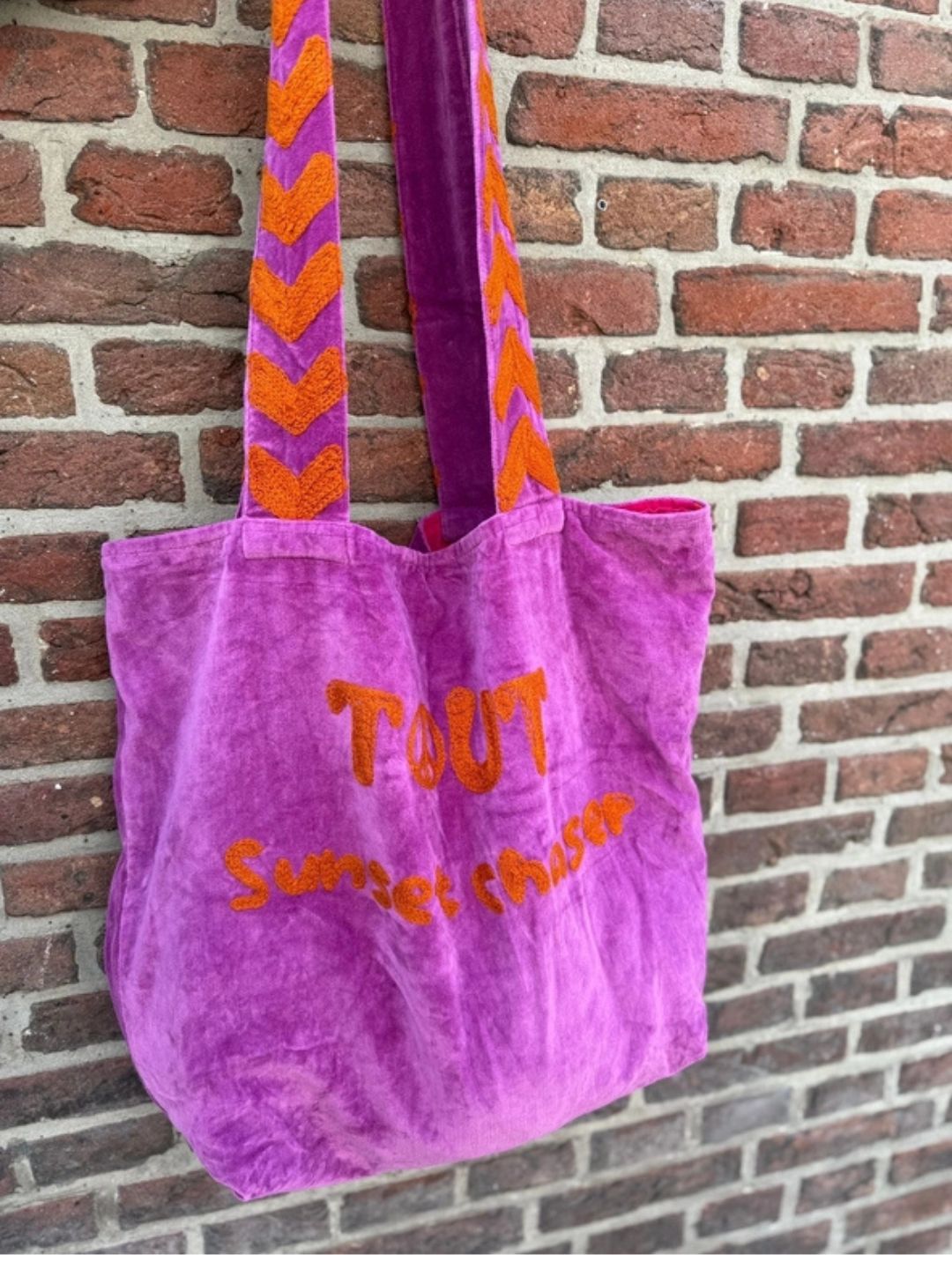 Borsa "Tout SUNCHASER" Ricamata a Mano Fucsia