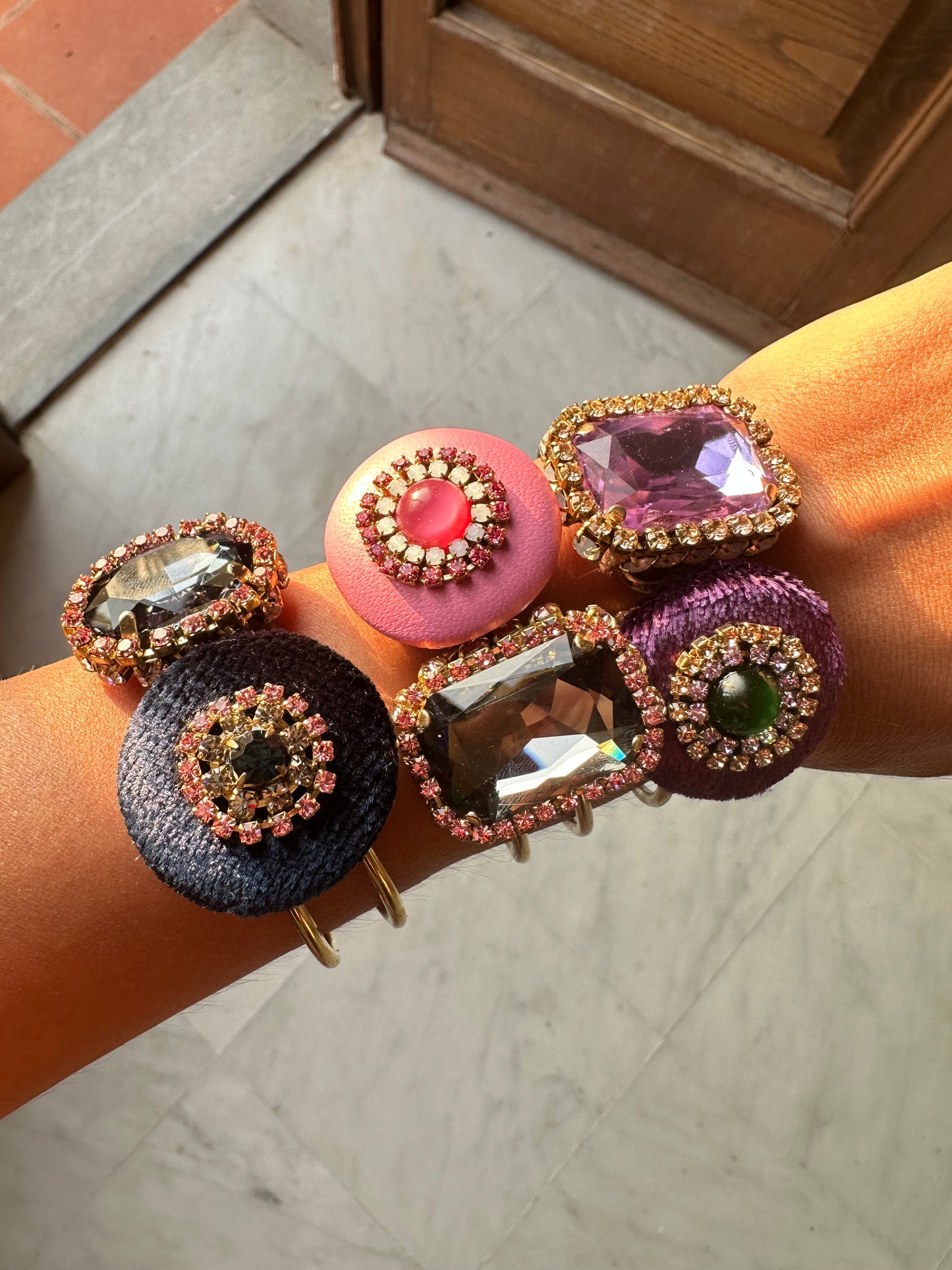 BRACCIALE RIGIDO CON CHARME BOTTONE