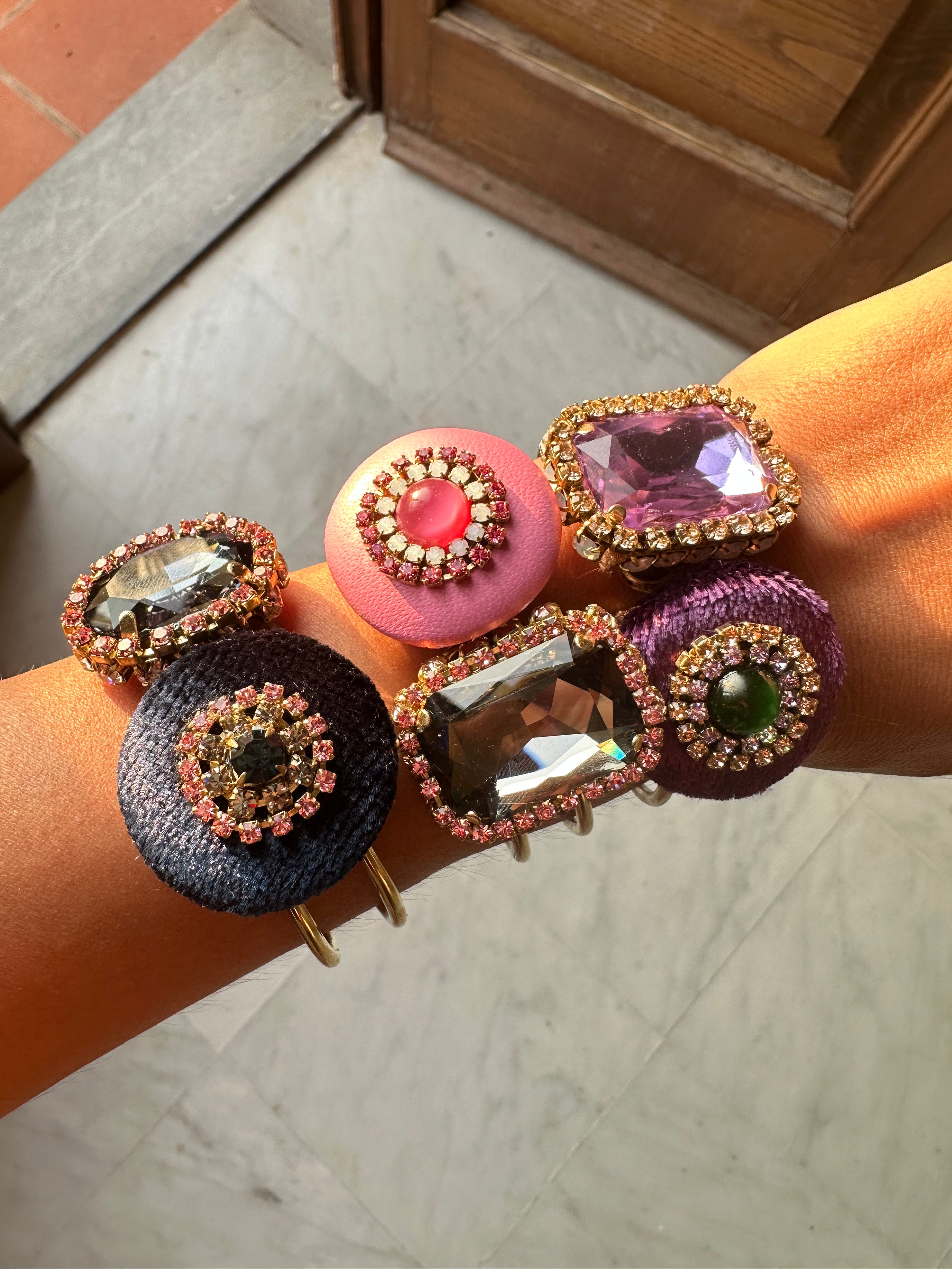 BRACCIALE RIGIDO CON CHARME BOTTONE