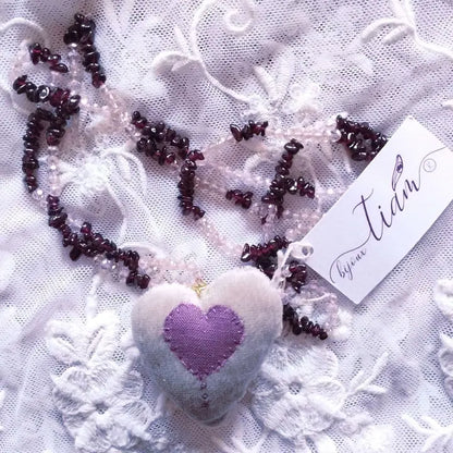 Collana con ciondolo Cuore ricamato a mano 060626-6