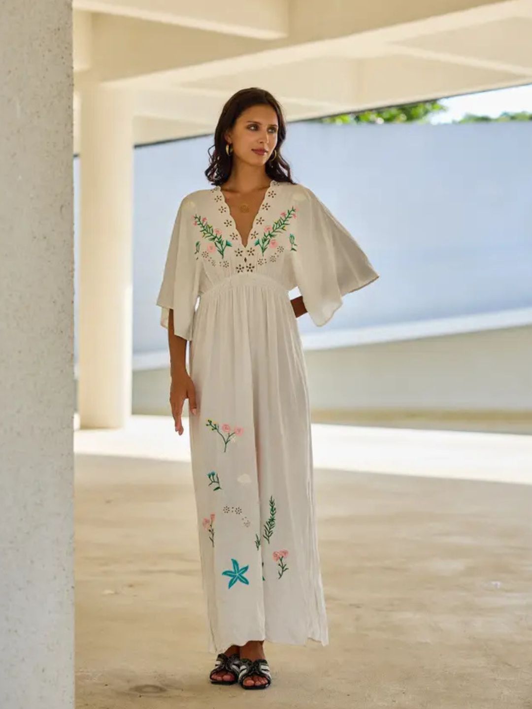 Maxi abito lungo con ricamo floreale 56DR1067-1797