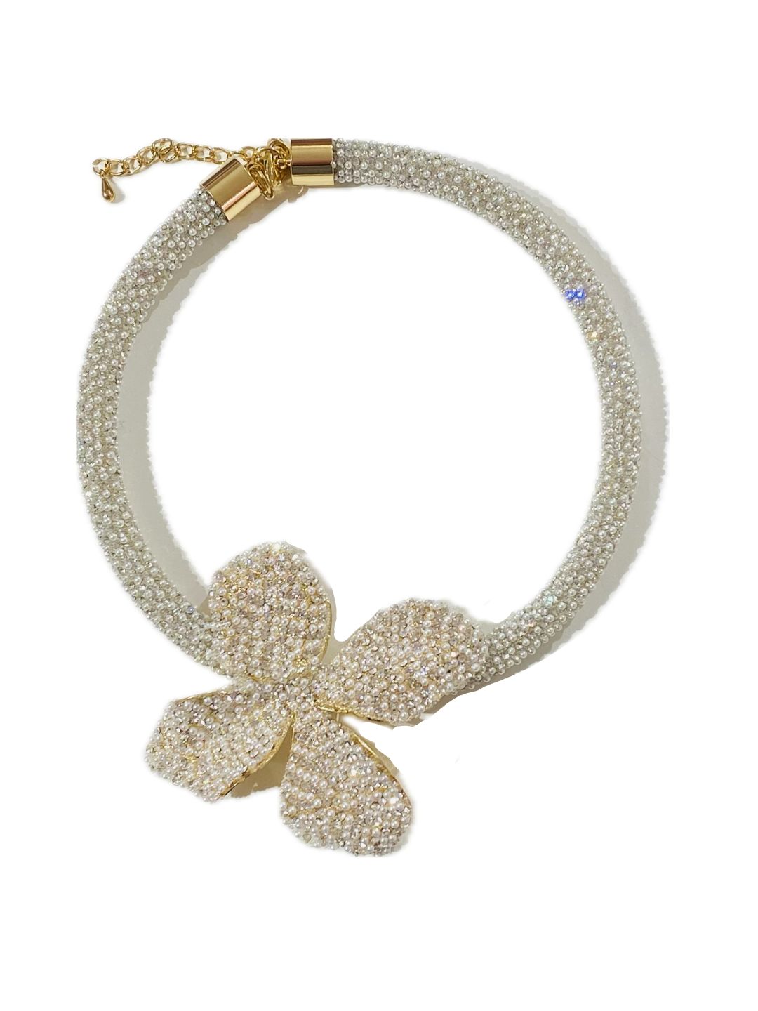 COLLANA RIGIDA TUBOLARE CON FIORE E STRASS E MICRO PERLE 51224D