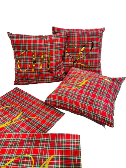 Copri cuscino in tartan scozzese rosso con iniziale oro ✨