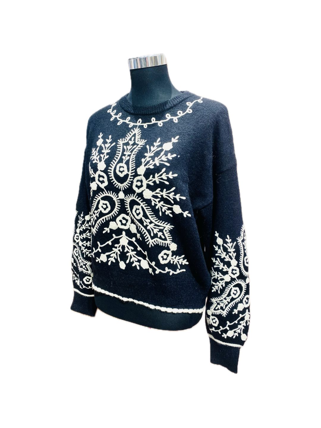 MAGLIONE NERA CON RICAMO PANNA